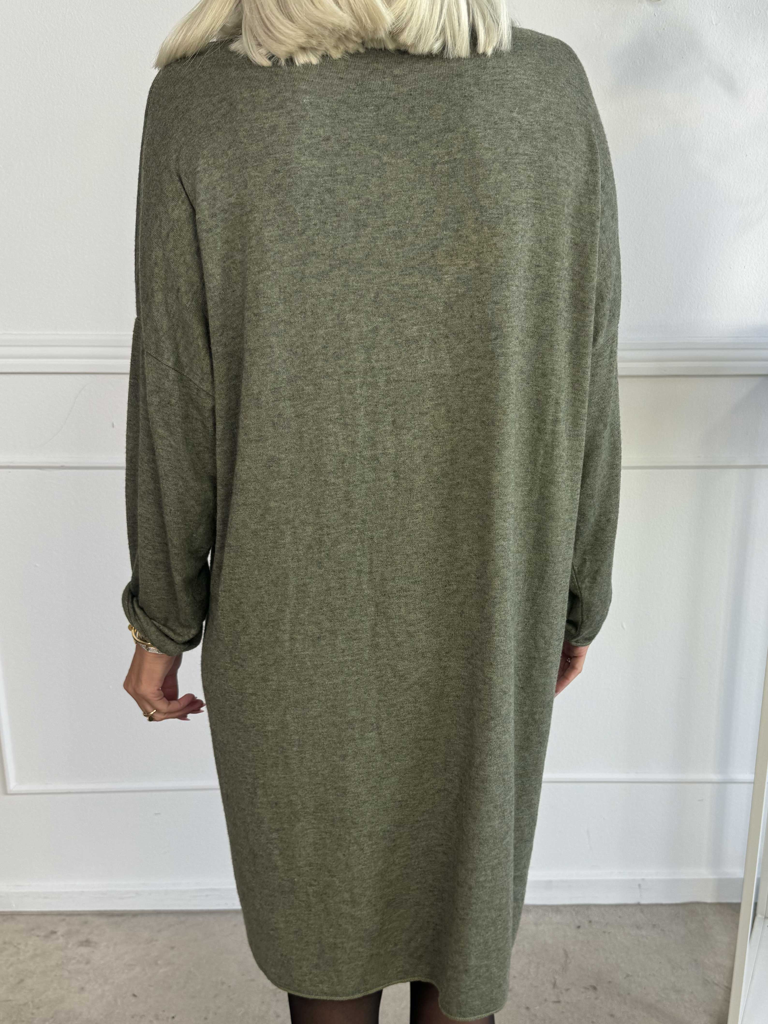 Djamila Long - Klänning i megamjuk viskos med v-ringning